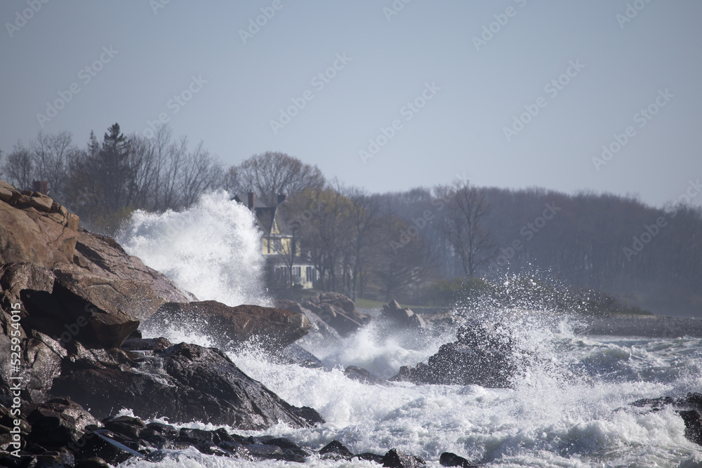 Obraz premium Ocean waves crashing on a rocky shore