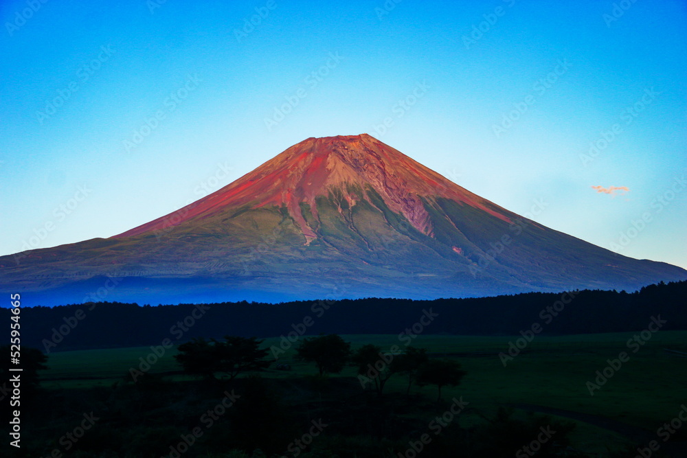 朝霧高原から 夕日に映える赤富士の絶景 静岡県富士宮市 日本 朝霧高原から 夕日に映える赤富士の絶景 静岡県富士宮市 日本