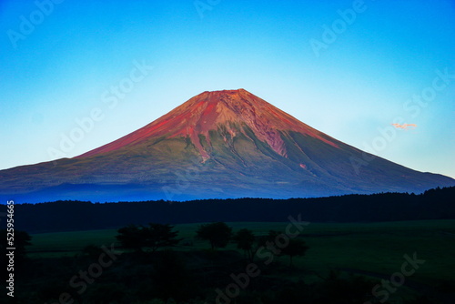 朝霧高原から　夕日に映える赤富士の絶景　静岡県富士宮市　日本