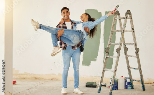 Foto Diy, home improvement and wall painting with happy couple renovating house and having fun together