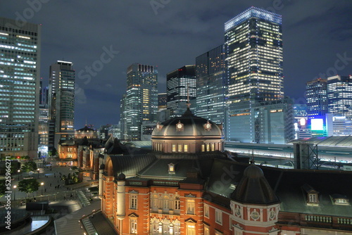 夜の東京駅とビル群 © HIDEKAZU