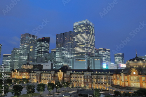 Wallpaper Mural 夜の東京駅とビル群 Torontodigital.ca