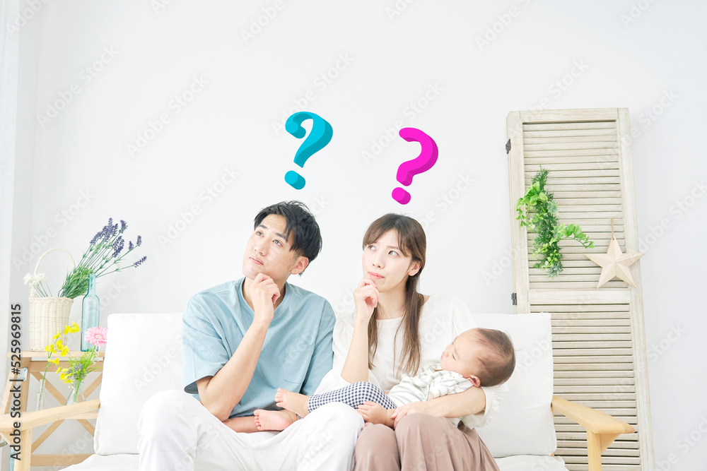 リビングで考える赤ちゃんの両親 クエスチョンマークあり