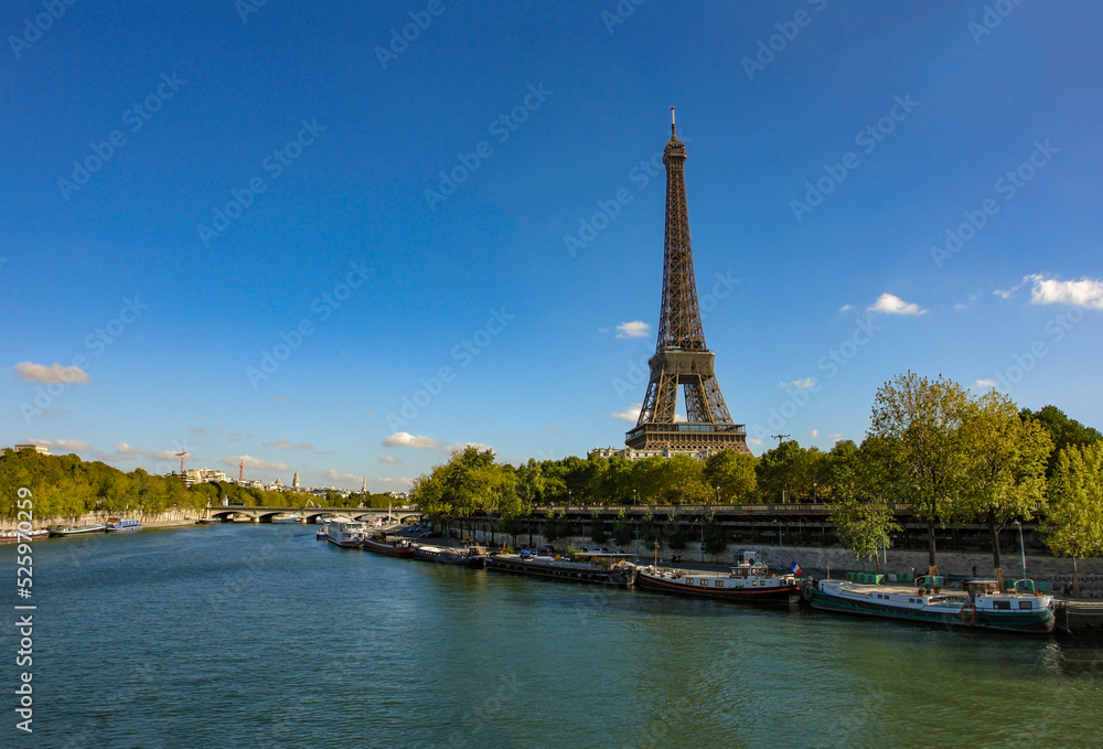 パリのセーヌ川とエッフェル塔（世界遺産）