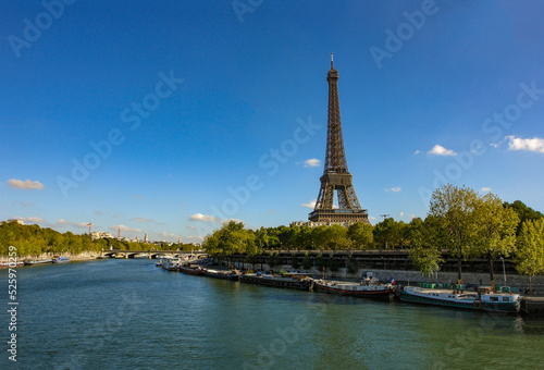 パリのセーヌ川とエッフェル塔（世界遺産） © Akio Mukunoki