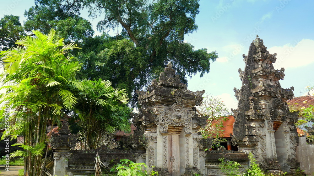 hinduistische Tempel im Kaiserpalst von Ubud in Bali unter heiligem großen Baum und blauem Himmel hinduistische Tempel im Kaiserpalst von Ubud in Bali unter heiligem großen Baum und blauem Himmel