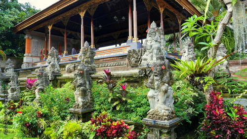 Tempel mit interessanten Steinskulpturen im Kaiserpalast in Ubud in Bali im grünen Park