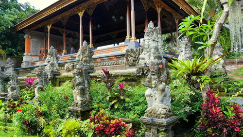 Tempel mit interessanten Steinskulpturen im Kaiserpalast in Ubud in Bali im grünen Park photo