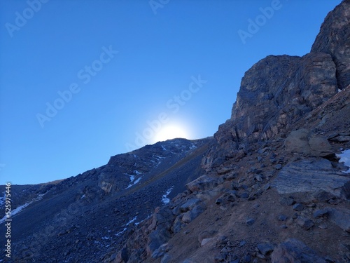 Sol mostrandose escondido entre la montaña en un hermoso amanecer