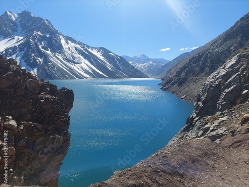 Embalse entre las montañas de los Andes en Chile en primavera. con cielo despejado permitiendo un lindo panorama del paisaje y su naturaleza.
