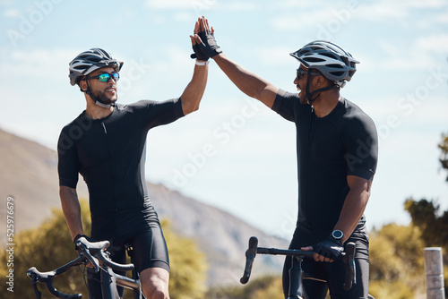Foto High five, winner and cycling team of cyclists having fun riding together outdoors in nature
