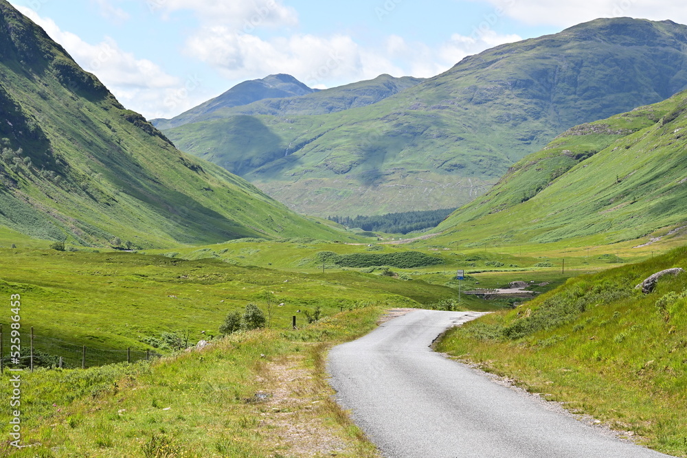 kleine Single-Road-Track führt in das Tal Glen Etive in den Schottischen Highlands, Glencoe, Argyll, Schottland kleine Single-Road-Track führt in das Tal Glen Etive in den Schottischen Highlands, Glencoe, Argyll, Schottland