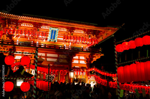 京都 夜の伏見稲荷大社を彩るの本宮祭の提灯