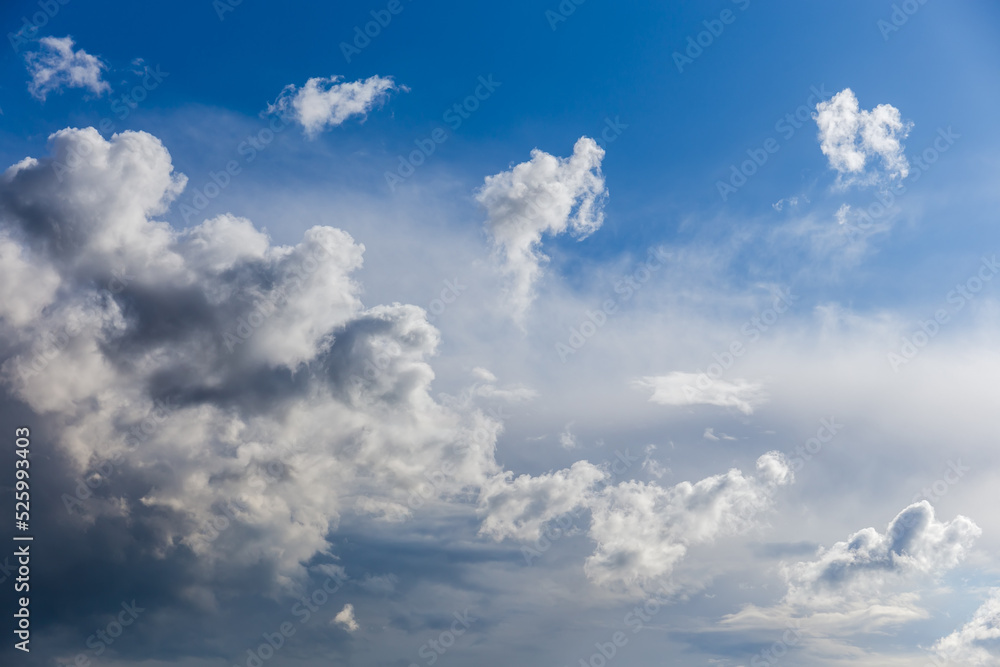 Obraz premium Fragment of the sky with cumulus and storm clouds
