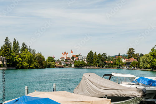 Thun, Thunersee, Schiffe, Schloss, Stadtkirche, Schlossberg, Obere Schleuse, Aarequai, Holzbrücke, Schifffahrt, Wanderweg, Stadt, Altstadt, Berner Oberland, Sommer, Schweiz