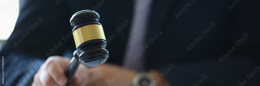 Ταπετσαρία Male judge in courtroom hits with hammer