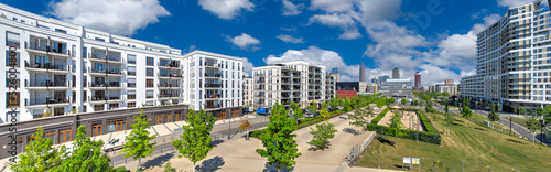 Neue Wohnhäuser und Wohnhochhäuser im Europaviertel, einem Neubaugebiet in der Innenstadt von Frankfurt am Main, bei sonnigem Wetter und aufgelockerter Bewölkung