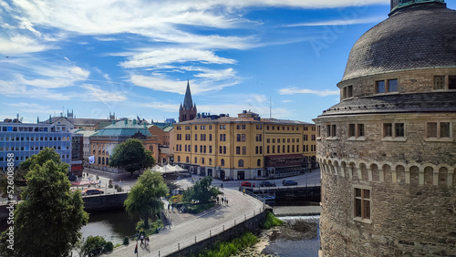 Foto Blick von der Burg auf das Altzstadtzentrum mit Kirche von Örebro in Schweden