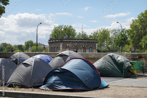 Canvas Print Camp de tentes de sans-abris à Paris