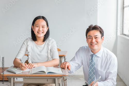 小学生の生徒とアジア人教師 