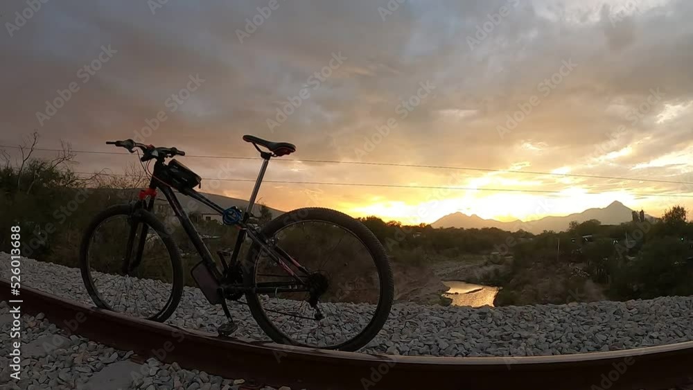 bicicleta aprenciando el atardecer 