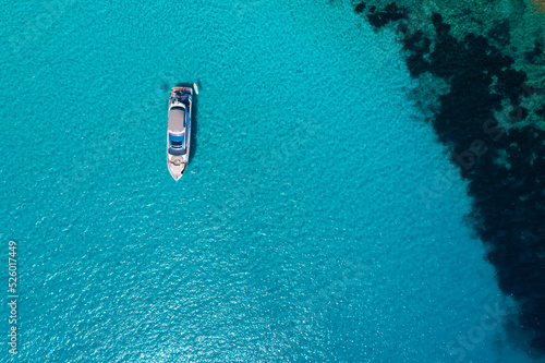 un bateau dans une crique d'eau turquoise pendant les vacances d'été © shocky