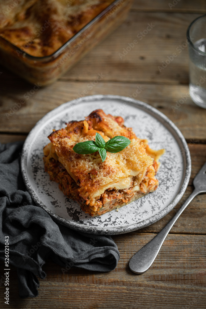 part de lasagnes à la bolognaise et basilic fait maison