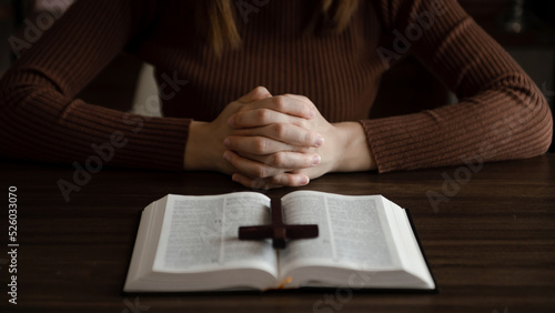 Foto Woman sitting and studying the scriptures