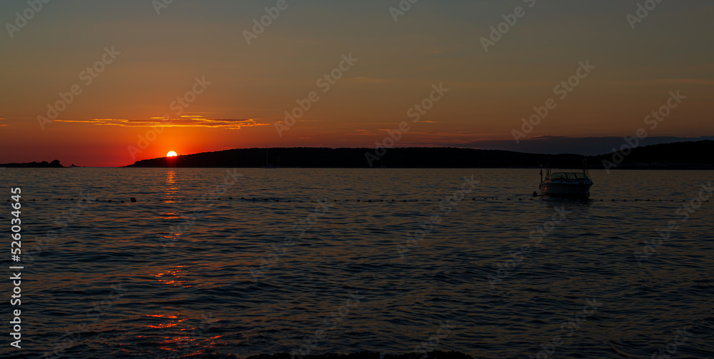 Obraz premium A beauty sunset with a boot 