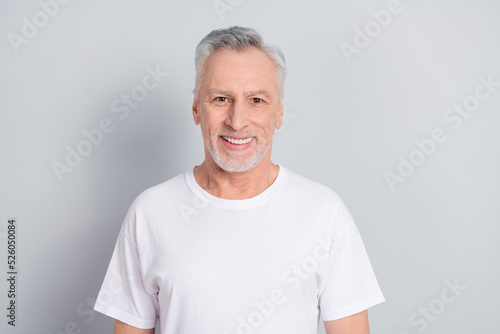 Foto Photo of good old man wear white t-shirt isolated on grey color background