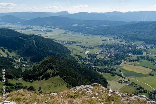 Lans-en-Vercors vue des hauteurs en été