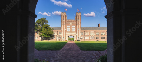 Obraz na płótnie St. Louis, Missouri - 08.22.2021 - Brookings Hall on the Danforth Campus of Washington University in St. Louis. w salonie