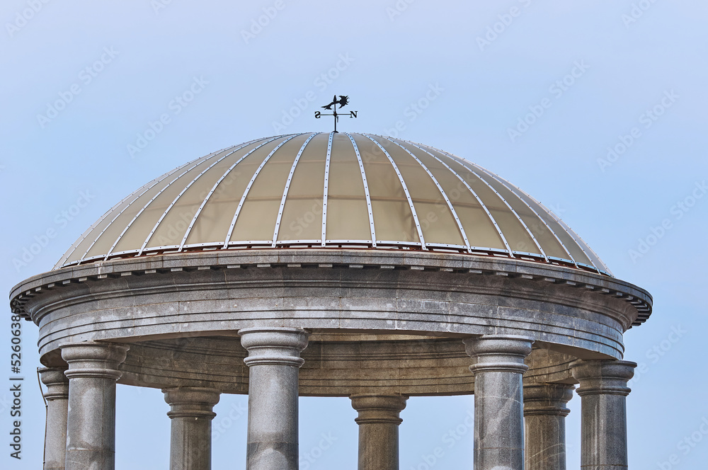 The upper part of the granite gazebo rotunda. Transparent dome made of polycarbonate. Pointer to the cardinal points on the roof. Old construction technology using modern materials The upper part of the granite gazebo rotunda. Transparent dome made of polycarbonate. Pointer to the cardinal points on the roof. Old construction technology using modern materials