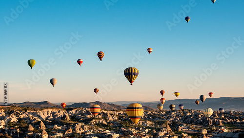 Kolorowi gorące powietrze balony lata nad skała krajobrazem przy Cappadocia Turcja
