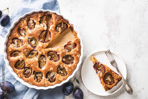Obraz na płótnie Traditional American plum torte on white table.