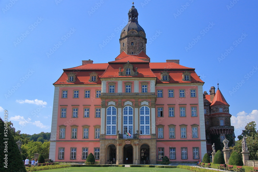 Zamek Książ zlokalizowany na Pogórzu Wałbrzyskim (Polska), wybudowany w XIII wieku i będący częścią Parku Krajobrazowego.