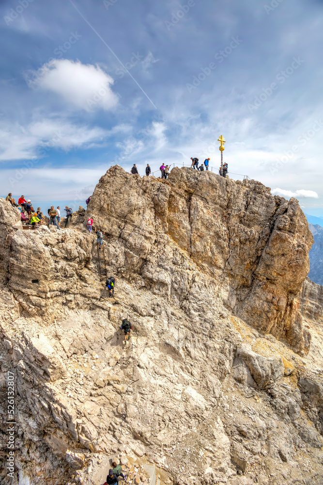 Fototapeta premium Wanderung zum Gipfelkreuz Zugspitze 