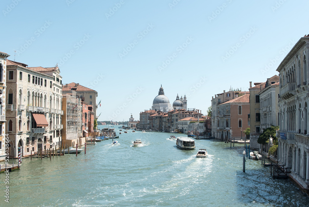 Fototapeta premium Canale Grande in Venedig in Italien mit historischen Gebäuden und Booten 