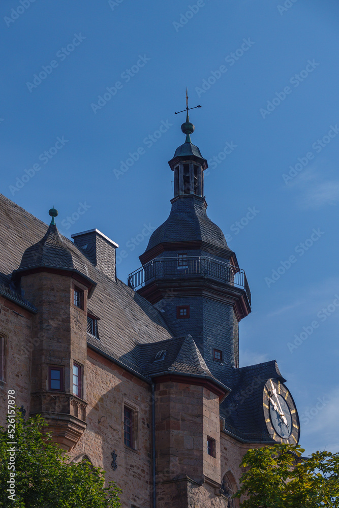 Turm mit Uhr Landgrafenschloss hoch über Marburg