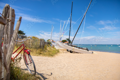 Fototapeta Naklejka Na Ścianę i Meble -  Vélo rouge sur les plages de France en été.
