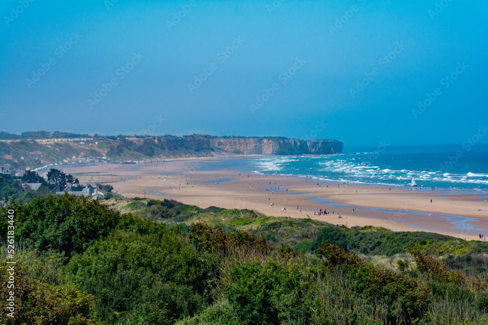Veduta dall'alto di una spiaggia della Normandia con sullo sfondo le falesie