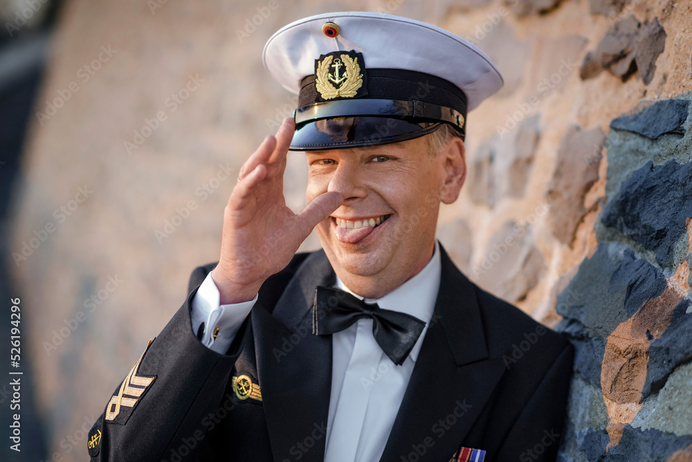 Ein Oberstabsbootsmann der deutschen Marine steht in Gesellschaftsanzug