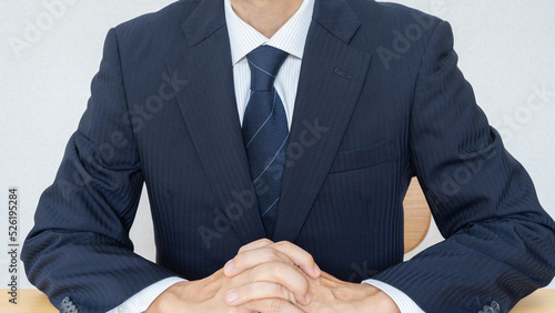 指を組んで座るビジネスマン © aomas