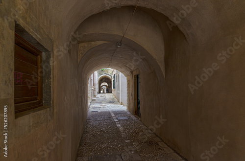 Narrow stone street in Dubrovnik old town © Dario Bajurin