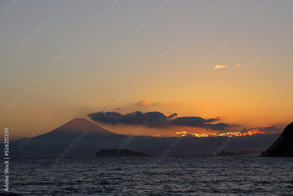 逗子海岸から見る夏の夕暮れの江ノ島と富士山の景色