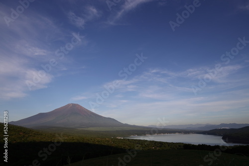 夏の富士山と山中湖の景色