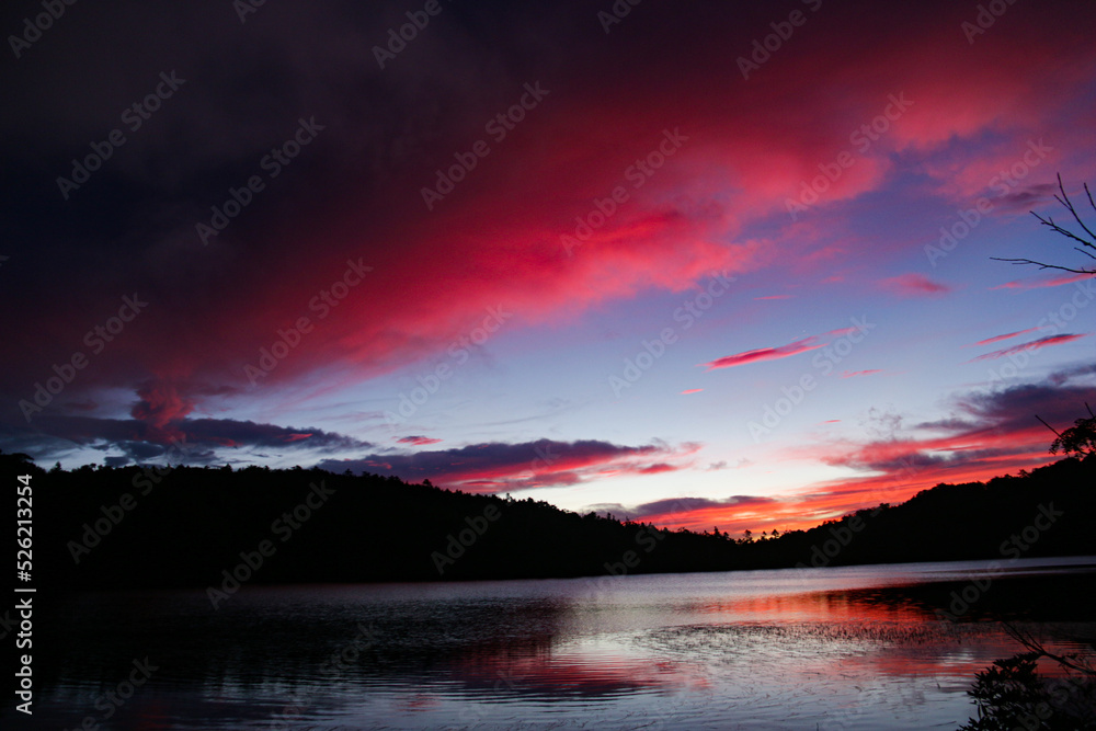 Obraz premium 夏の北八ヶ岳 白駒池の朝焼け 長野県 日本