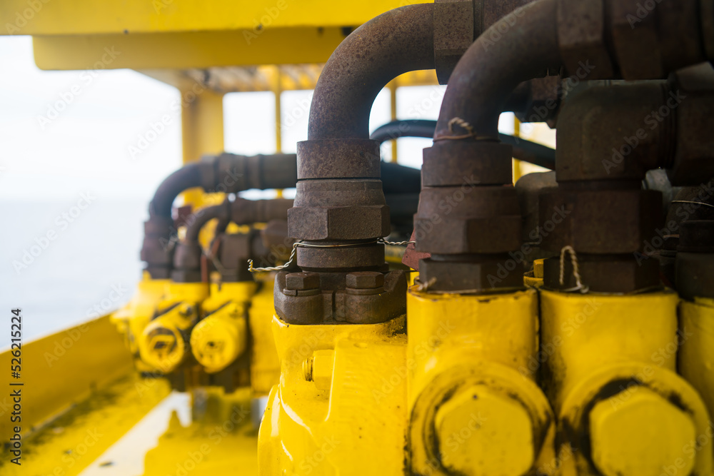 Hydraulic couplings and cables are used in crane applications in the petroleum industry. Hydraulic couplings and cables are used in crane applications in the petroleum industry.
