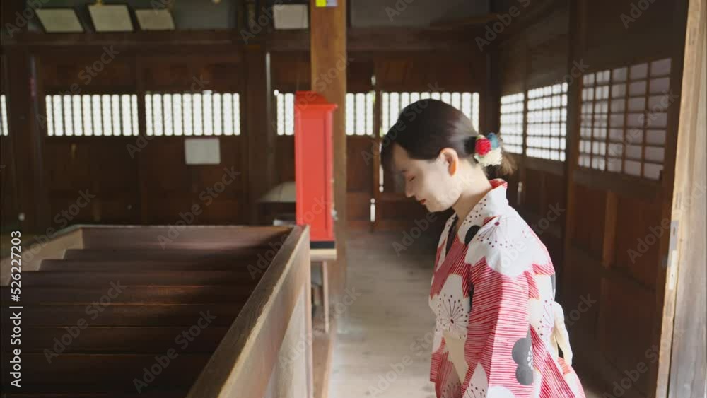 浴衣を着て神社をお参りする若い女性 浴衣を着て神社をお参りする若い女性
