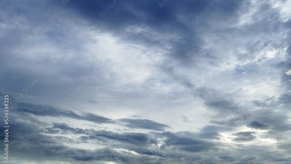 夏の早朝の朝の空に浮かぶ白い雲たち 夏の早朝の朝の空に浮かぶ白い雲たち